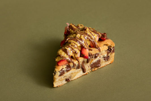 Porción de Berry Crookie Cake